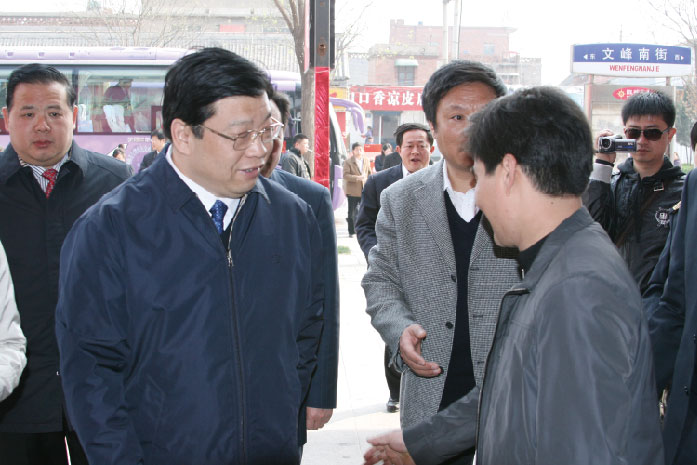 2010年安阳市原市委书记张广智、市长马林青莅临龙8头号玩家总部视察事情
